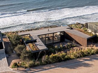Дом с двориком у океана в Чили