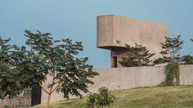 Citadel-like House 1 Большой бетонный особняк в духе Ле Корбюзье в Индии