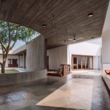 Большой бетонный особняк в духе Ле Корбюзье в Индии