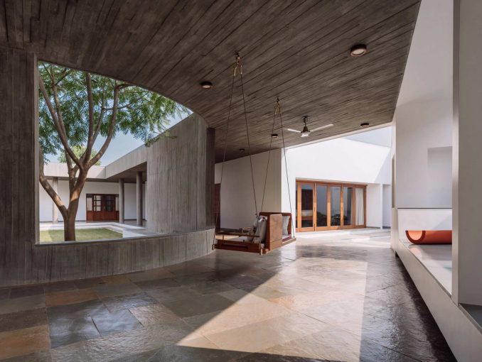 Большой бетонный особняк в духе Ле Корбюзье в Индии 