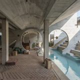 Бетонный дом с бассейном в Мексике