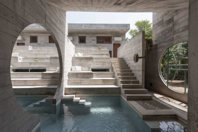 Бетонный дом с бассейном в Мексике 