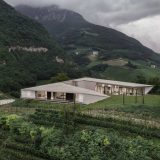 Дом с центральным двором среди виноградников в Италии