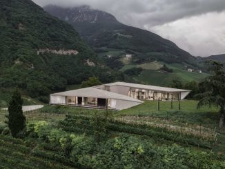 Дом с центральным двором среди виноградников в Италии