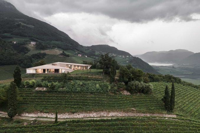 Дом с центральным двором среди виноградников в Италии 