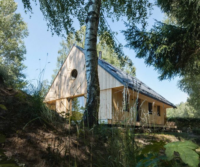 Лесной домик для отдыха у озера в Чехии 