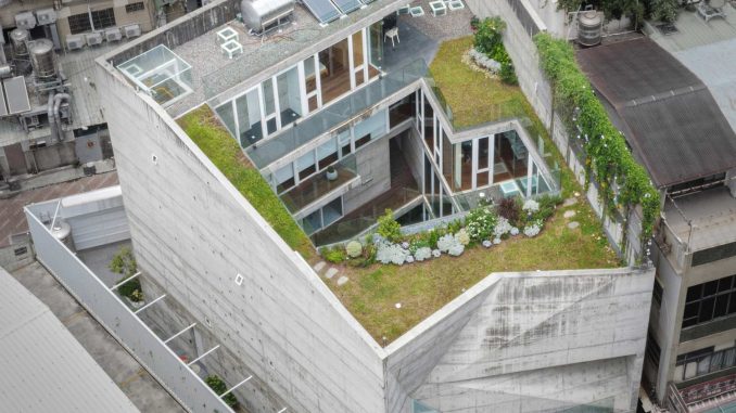 Star House 2 Бетонный дом-крепость с прудом и лужайкой на Тайване