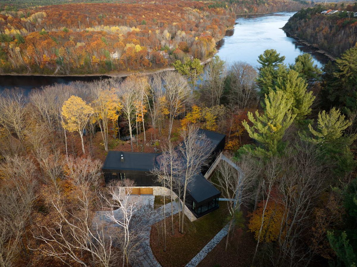 Лесной дом у реки в Канаде