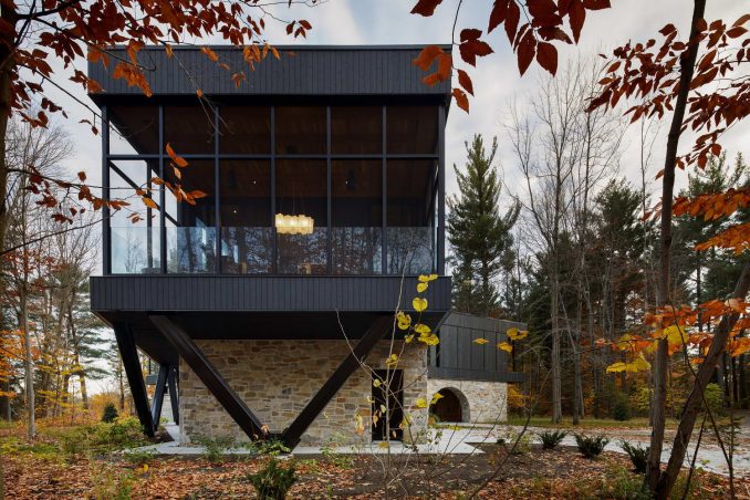 Лесной дом у реки в Канаде 