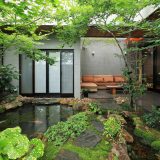 Городской дом с тремя дворами и садом в Японии