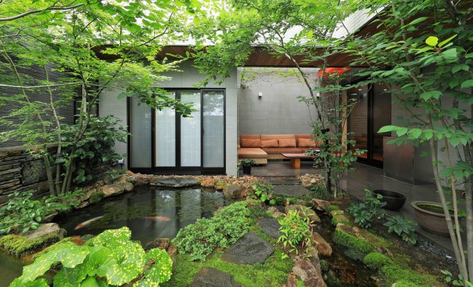 Городской дом с тремя дворами и садом в Японии 