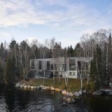 Лесной дом у озера в Канаде