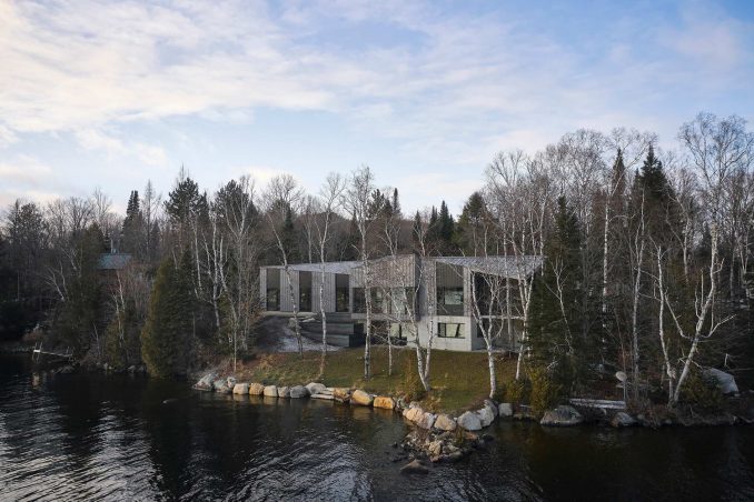 Лесной дом у озера в Канаде 