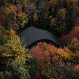 Чёрный дом-студия в канадском лесу