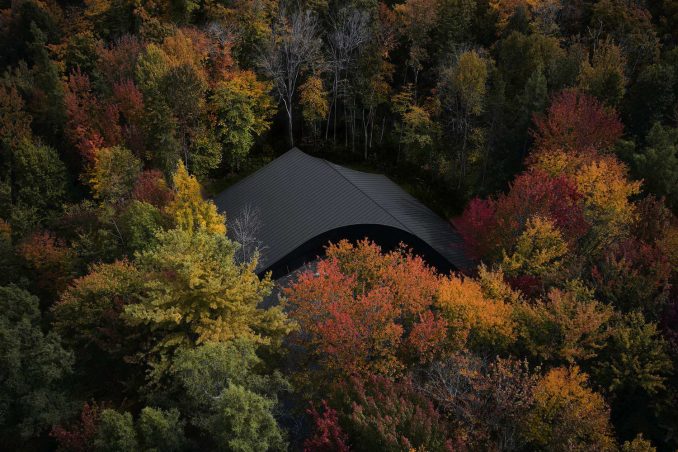 Чёрный дом-студия в канадском лесу 