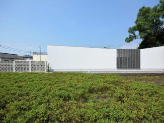 Простой дом с террасой-двориком площадью 101 м2 в Японии