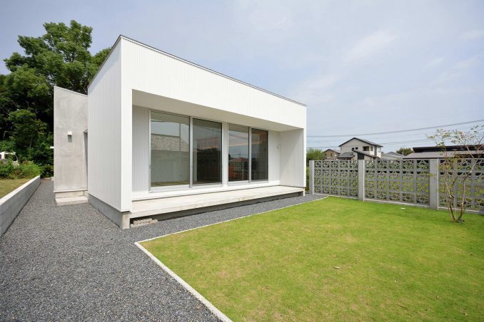 Простой дом с террасой-двориком площадью 101 м2 в Японии 
