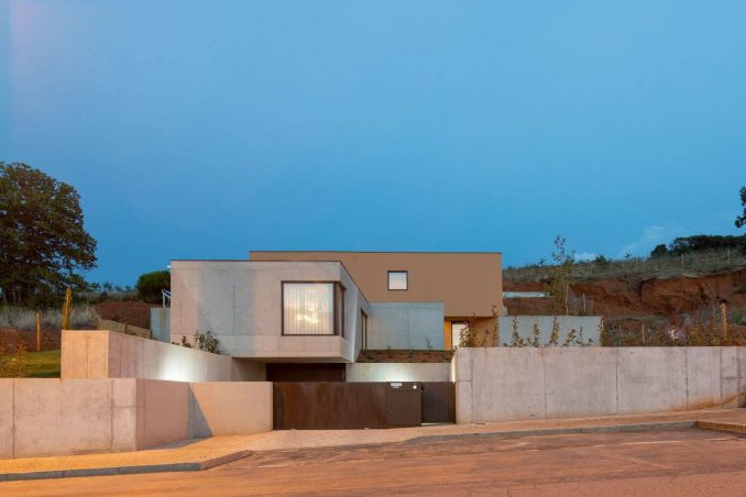 Дом с бассейном на крыше в Португалии 