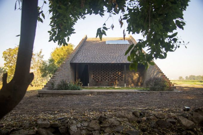 Кирпичный дом с двором в Индии 