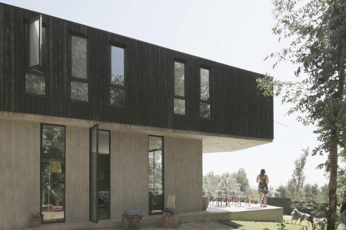 Загородный дом из бетона и дерева в Чили 
