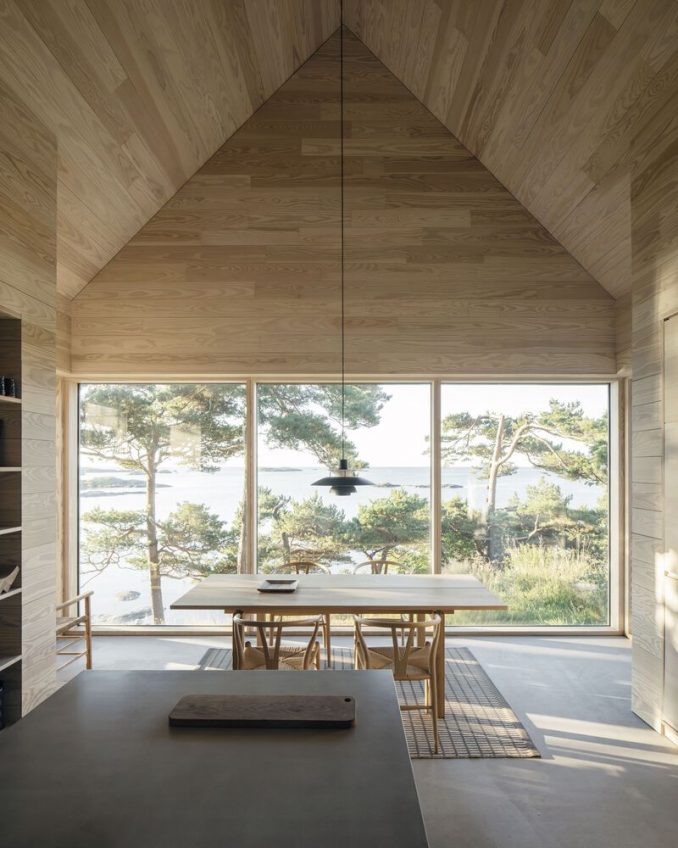 Деревянный дом с необычной дубовой облицовкой в Норвегии 