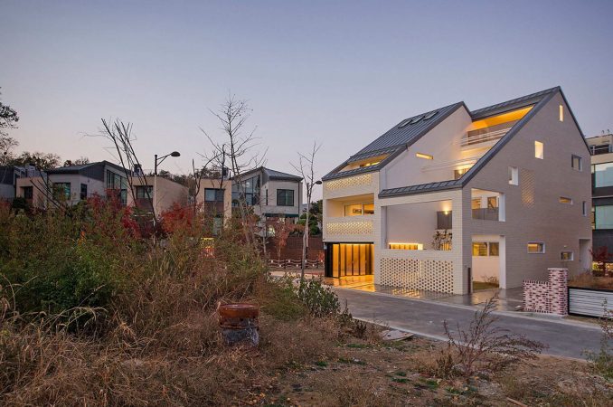Блокированный дом с двориком на две семьи в Южной Корее