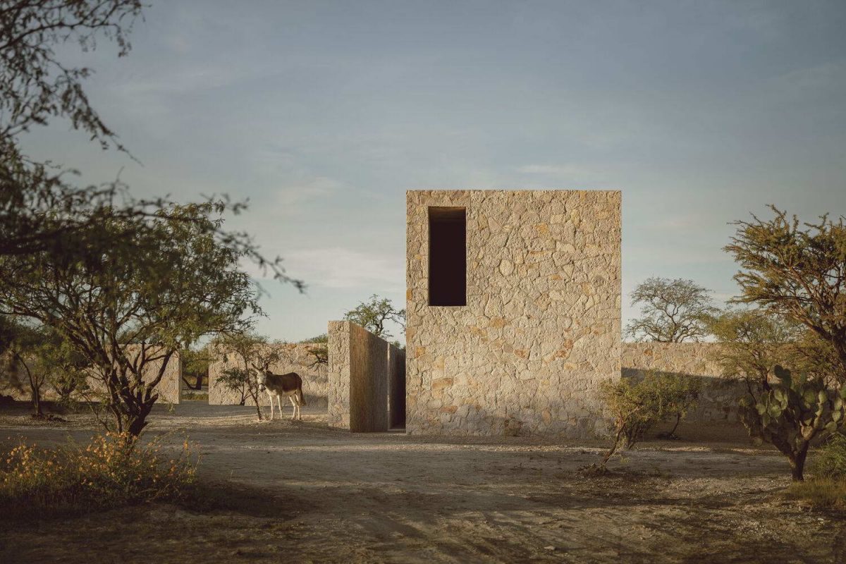 Каменный минималистский дом в Мексике