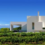 Белый минималистский дом в Греции