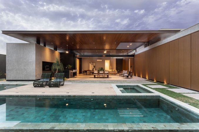 Очень бразильский дом с двором и бассейном 