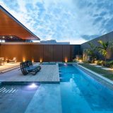 Очень бразильский дом с двором и бассейном