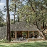 Каменный лесной дом в Мексике
