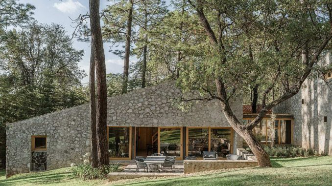 Petraia House 1 Каменный лесной дом в Мексике