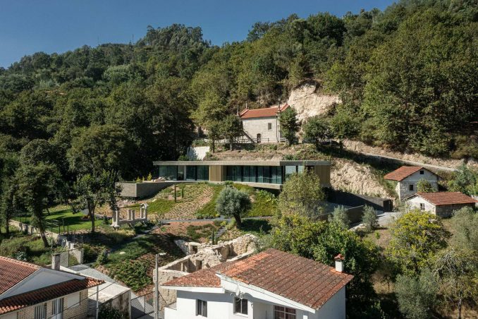 Дом, обнимающий природу в Португалии 