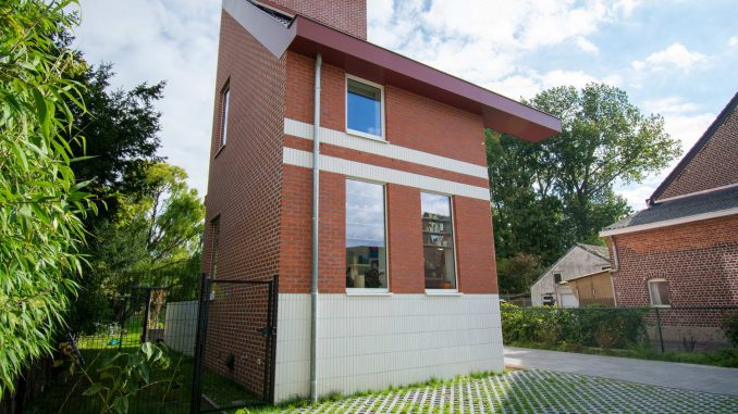 Orange House 6 Простой и необычный кирпичный дом в Бельгии