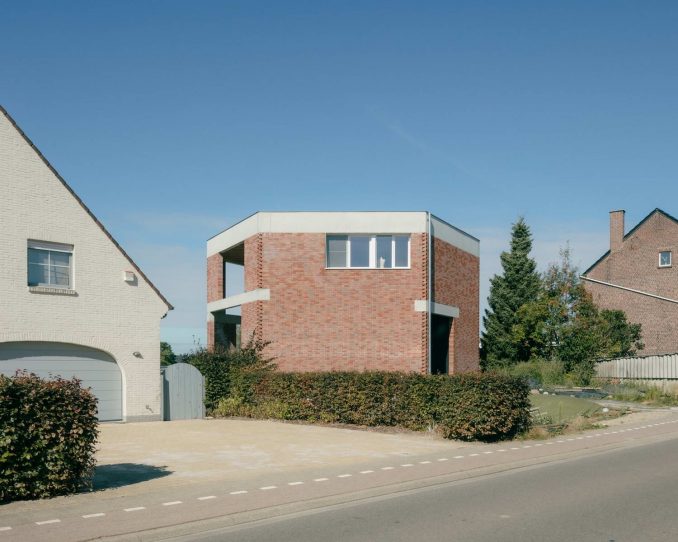 Кирпичный дом с шестиугольным планом в Бельгии 