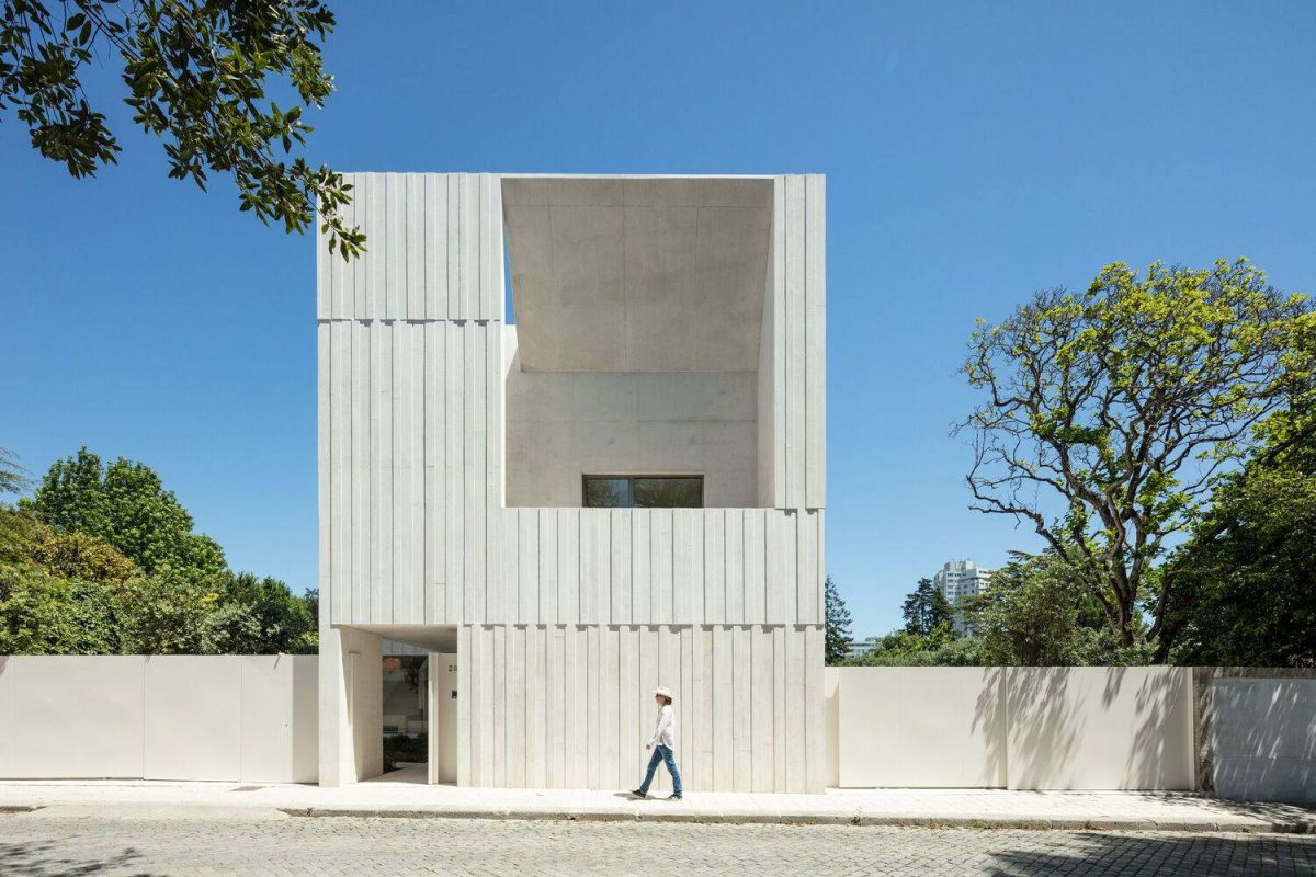 Белый бетонный дом в Португалии