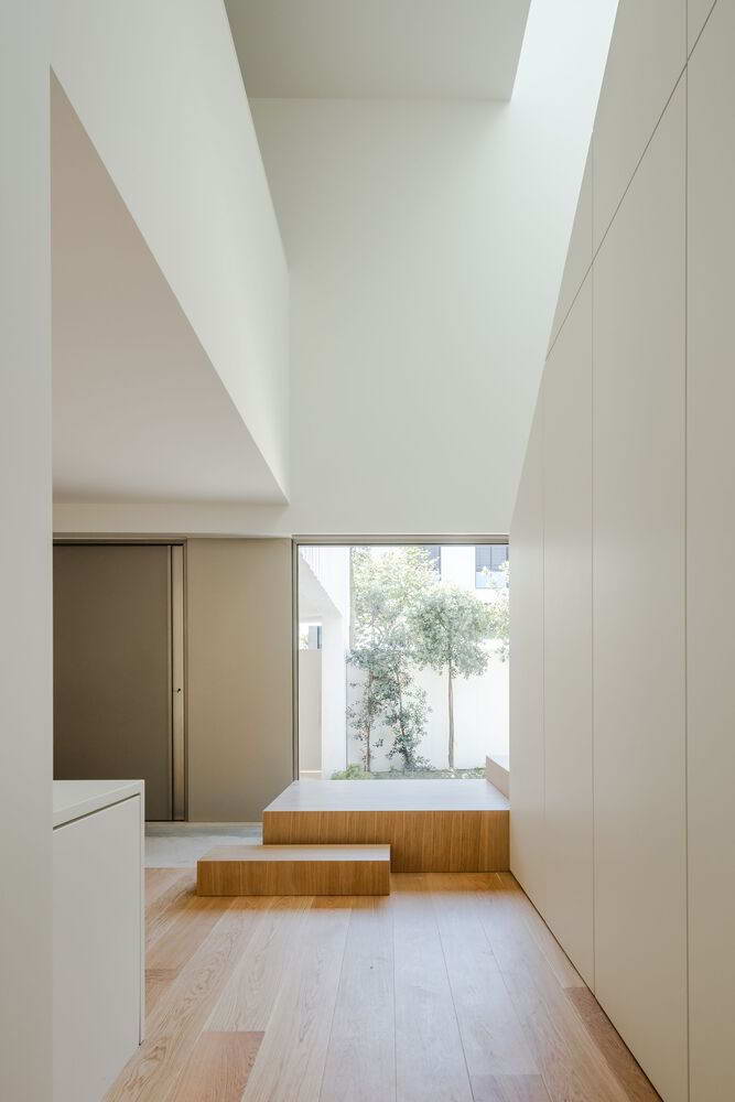 Белый бетонный дом в Португалии 