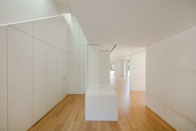 Белый бетонный дом в Португалии 
