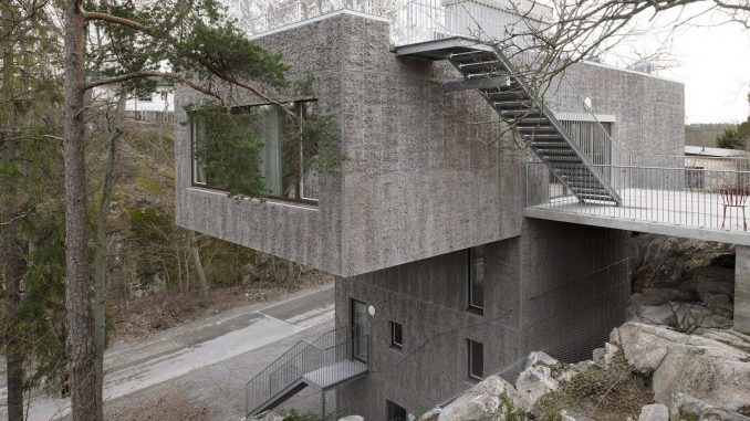 Дом в форме буквы Т на крутом склоне в Швеции