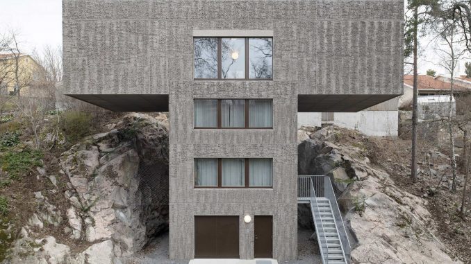 Дом в форме буквы Т на крутом склоне в Швеции