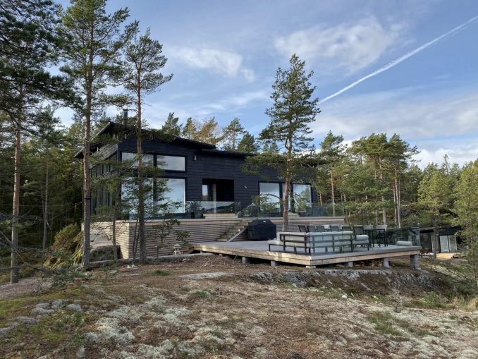 Дачный дом на прибрежной скале в Финляндии 