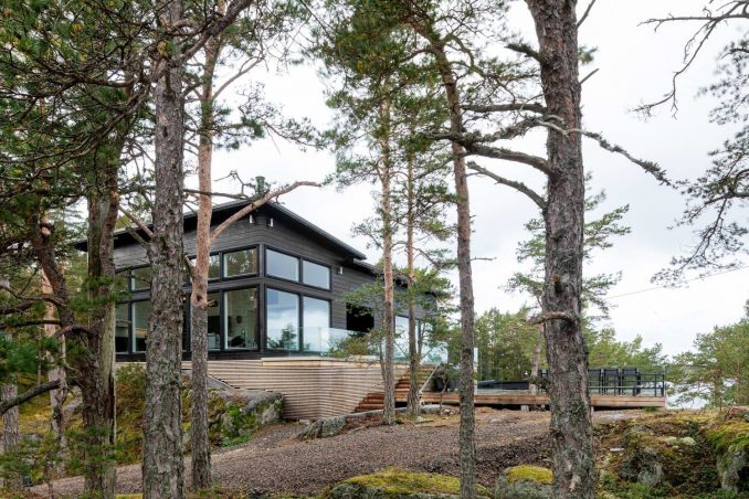 Дачный дом на прибрежной скале в Финляндии 
