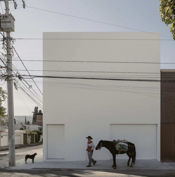 Неожиданно минималистский дом с дворами, как монастырь в Мексике 