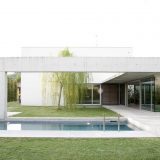 Белый дом с двором, секретным садом и бассейном в Италии