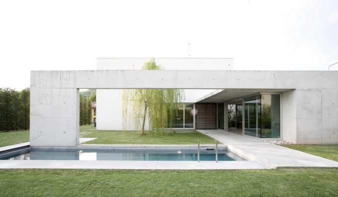 Белый дом с двором, секретным садом и бассейном в Италии 