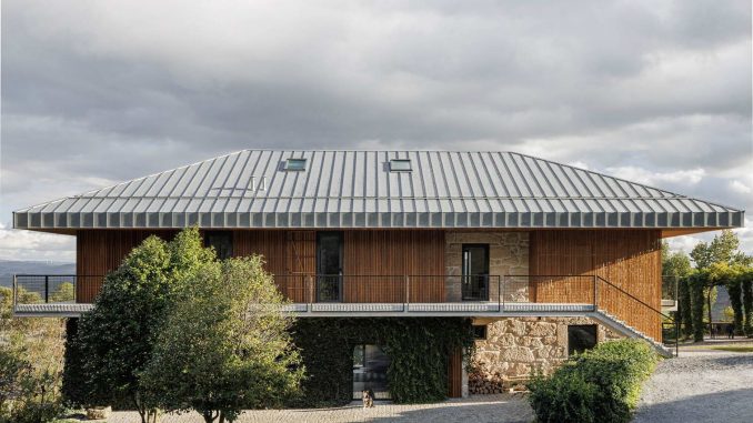 (projeto) em (local) do atelier de arquitetura (arquiteto) Обновление старого каменного дома в Португалии