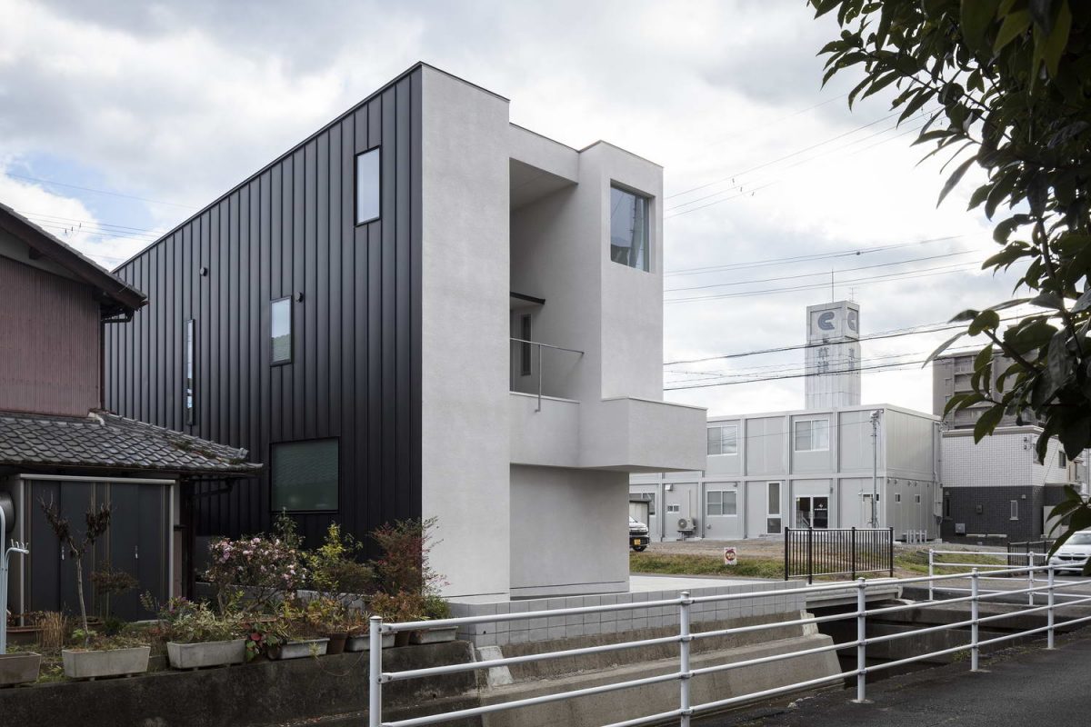 Чёрно-белый городской дом в Японии