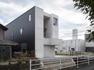 Чёрно-белый городской дом в Японии