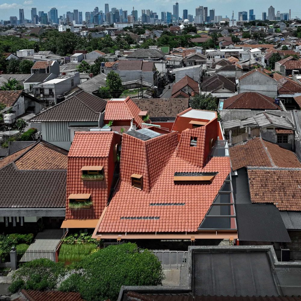 Очень необычный дом с черепичной крышей в Индонезии