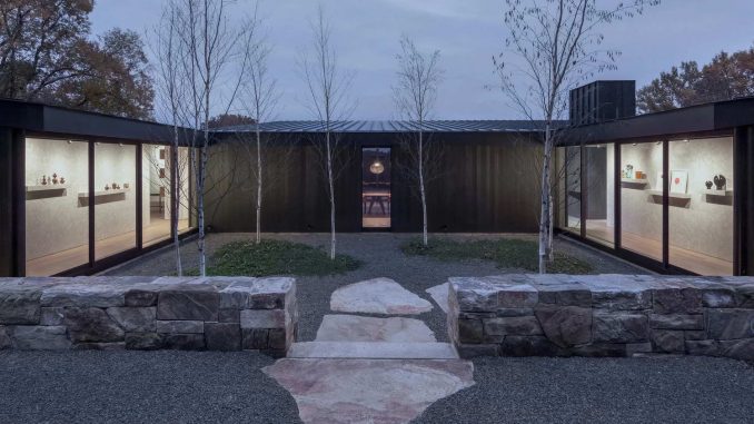Обугленный деревянный дом с галереей в США